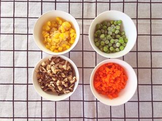 2、宝宝辅食12M➕：什锦土豆饼,胡萝卜和香菇切丁