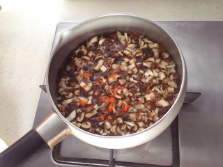 3、宝宝辅食12M➕：什锦土豆饼,将胡萝卜和香菇放入锅中稍微绰煮（水里放一点点盐）