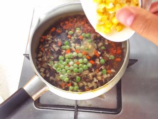 4、宝宝辅食12M➕：什锦土豆饼,快开锅时候倒入青豆和玉米粒，