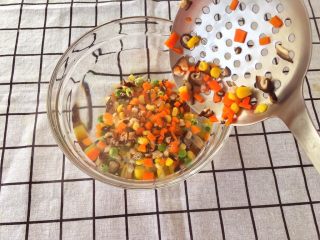 5、宝宝辅食12M➕：什锦土豆饼,等青豆变翠绿色之后出锅，迅速将所有食材倒入凉水中浸泡一分钟后沥干水分备用