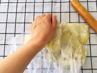 6、宝宝辅食12M➕：什锦土豆饼,将土豆块装入保鲜袋中，用手按压成泥，再借助擀面杖碾细腻