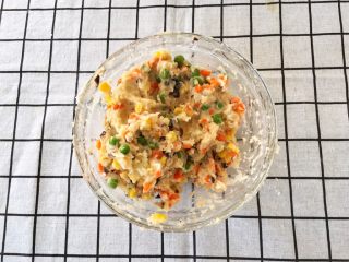 8、宝宝辅食12M➕：什锦土豆饼,搅拌均匀即可（根据宝宝的情况，需要调味的可以在这一步➕入适当盐）