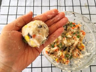 9、宝宝辅食12M➕：什锦土豆饼,双手沾一点水，取一勺什锦土豆泥，搓成圆球形