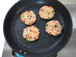 11、宝宝辅食12M➕：什锦土豆饼,不粘锅刷一层薄薄的油，将土豆饼放进去煎制，煎制两面金黄均可