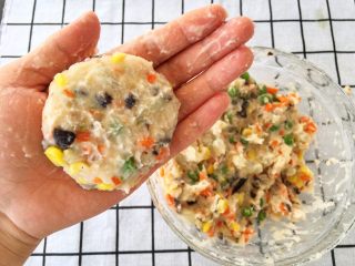 10、宝宝辅食12M➕：什锦土豆饼,按压成圆饼状