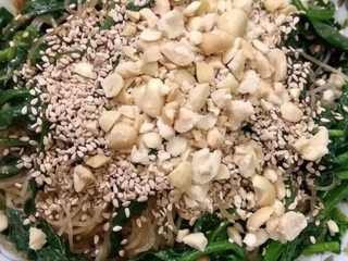 4、凉拌菠菜,根据个人口味放入，蒜泥，芝麻酱，生抽，味达美，糖，香油，盐，熟白芝麻，花生碎拌匀。