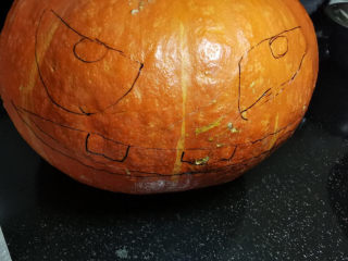 1、万圣节的南瓜派对,南瓜先用笔画出来鬼脸