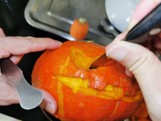 3、万圣节的南瓜派对,雕刻鬼脸