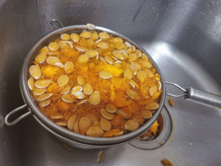 4、万圣节的南瓜派对,挖出的南瓜籽