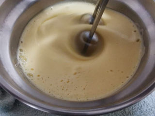 13、万圣节的南瓜派对,蛋加白糖分几次打发至4倍大