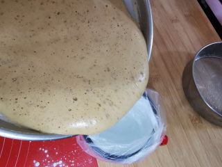 16、万圣节的南瓜派对,倒入裱花袋中