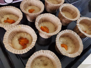 17、万圣节的南瓜派对,蛋糕糊挤1／2在杯中，加南瓜泥后，再填入蛋糕糊1/2