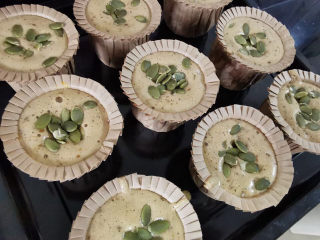 18、万圣节的南瓜派对,上面用南瓜子装饰，震几下排气