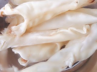 2、花胶鸡汤,泡好的花胶