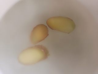 3、花胶鸡汤,锅里放水烧开➕姜片➕料酒