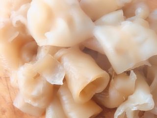 5、花胶鸡汤,把花胶切成你喜欢的大小