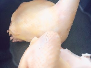8、花胶鸡汤,冷水下锅里➕姜片料酒烧开,把水倒掉洗净备用