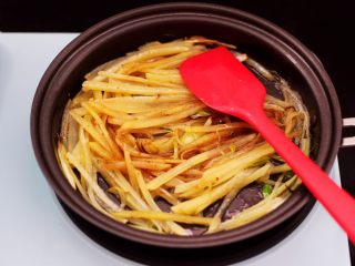 7、土豆丝红椒煎春卷,大火继续翻炒至土豆丝变软的时候。