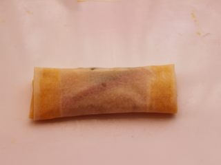 14、土豆丝红椒煎春卷,卷起来，春卷收口朝下。
