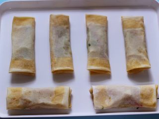 15、土豆丝红椒煎春卷,依次做完所有的春卷。