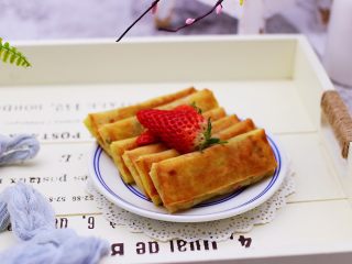 19、土豆丝红椒煎春卷,香酥可口又好吃的春卷出锅咯。