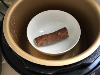 2、鳕鱼酿秋葵,山药放锅中蒸熟。