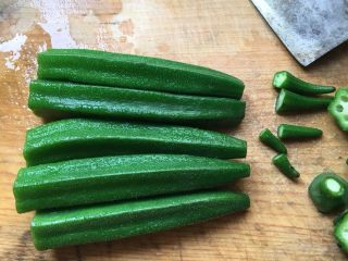 5、鳕鱼酿秋葵,焯好水的秋葵去头去尾。