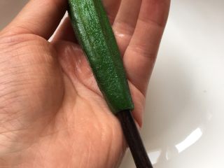 6、鳕鱼酿秋葵,用筷子把秋葵籽戳了放碗中备用。