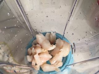 7、鳕鱼酿秋葵,把山药和腌好的鳕鱼块放入料理机打成泥，没有料理机的话可以用刀剁成泥