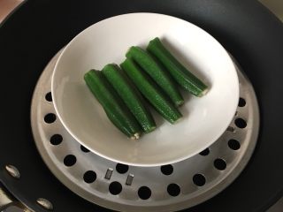 11、鳕鱼酿秋葵,放入锅中蒸十分钟即可。