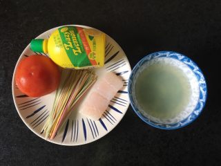 1、龙利鱼番茄彩虹果蔬高汤面,准备食材如上。