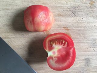 2、龙利鱼番茄彩虹果蔬高汤面,西红柿洗净削皮，也可以烧开水打十字刀放开水中烫一下去皮，看自己喜好，怎么方便怎么来。