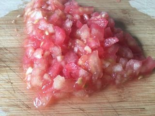 3、龙利鱼番茄彩虹果蔬高汤面,西红柿切丁。