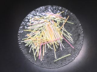 4、龙利鱼番茄彩虹果蔬高汤面,锅里放冷水，面条冷水入锅，水开后再煮1分钟左右。冷水入锅面条容易煮软些噢。