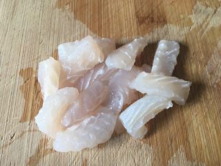 5、龙利鱼番茄彩虹果蔬高汤面,煮面条的同时可以先来其他的，龙利鱼切小块。