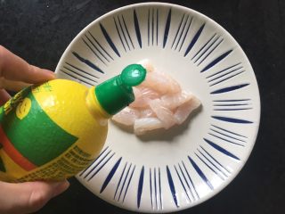 6、龙利鱼番茄彩虹果蔬高汤面,滴几滴柠檬汁腌制10分钟去腥。