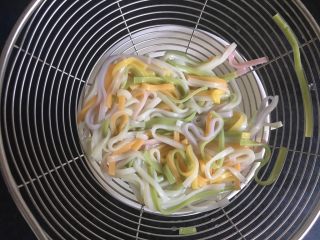 7、龙利鱼番茄彩虹果蔬高汤面,面条煮软后捞出沥干水，煮面条的水不要倒掉了，放碗里待会熬西红柿。