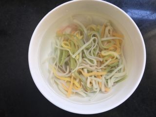 8、龙利鱼番茄彩虹果蔬高汤面,另取一碗装冷水，两沥干水后的面条放入，这样面条不容易粘黏也会更好吃。