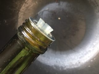 9、龙利鱼番茄彩虹果蔬高汤面,锅里滴几滴亚麻籽油，亚麻籽油营养丰富，被称为“知识份子之油”，比市面其他常见油的品种更适合宝宝噢，值得推荐。