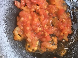 10、龙利鱼番茄彩虹果蔬高汤面,西红柿倒入锅里翻炒，很多人估计要问了：为什么要将西红柿炒一下呢？因为西红柿和胡萝卜一样，属于脂溶性蔬菜，只有在油脂的参与下才能将营养最大化哦，get了吗？