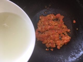 11、龙利鱼番茄彩虹果蔬高汤面,之前煮面条的水倒入锅里同西红柿一起熬煮。
