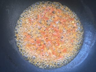 12、龙利鱼番茄彩虹果蔬高汤面,中火熬至西红柿出沙呈很细腻的状态。