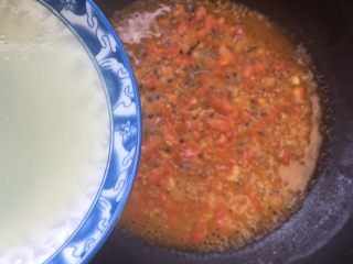 13、龙利鱼番茄彩虹果蔬高汤面,加入高汤大火烧开。