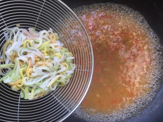 14、龙利鱼番茄彩虹果蔬高汤面,转中火，倒入过凉水的面条。