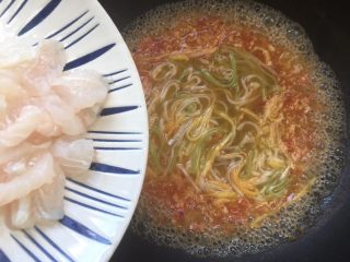 15、龙利鱼番茄彩虹果蔬高汤面,最后加入腌制好的龙利鱼大火熬煮至完全成熟即可。