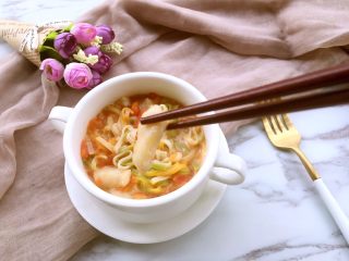 17、龙利鱼番茄彩虹果蔬高汤面,合适大小的龙利鱼煮熟后宝宝很容易嚼，8个月的宝宝慢慢可以锻炼咀嚼能力了噢。