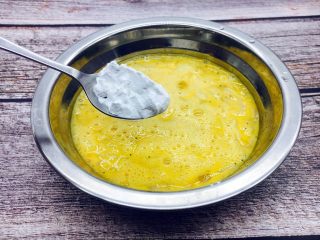 3、快手早餐 鲜虾皮鸡蛋饼,放入2小勺的淀粉。