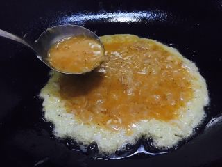 5、快手早餐 鲜虾皮鸡蛋饼,锅热放入少量的油，改成中小火，盛入总量的一半的鲜虾皮蛋液。
