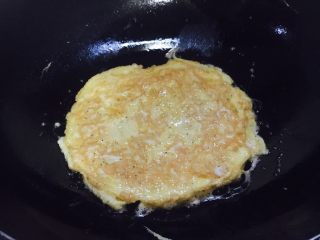 6、快手早餐 鲜虾皮鸡蛋饼,把两面都煎成金黄色。