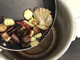 8、五香鹰嘴豆～健康满分的小零嘴,炒香的香料倒入高压锅里